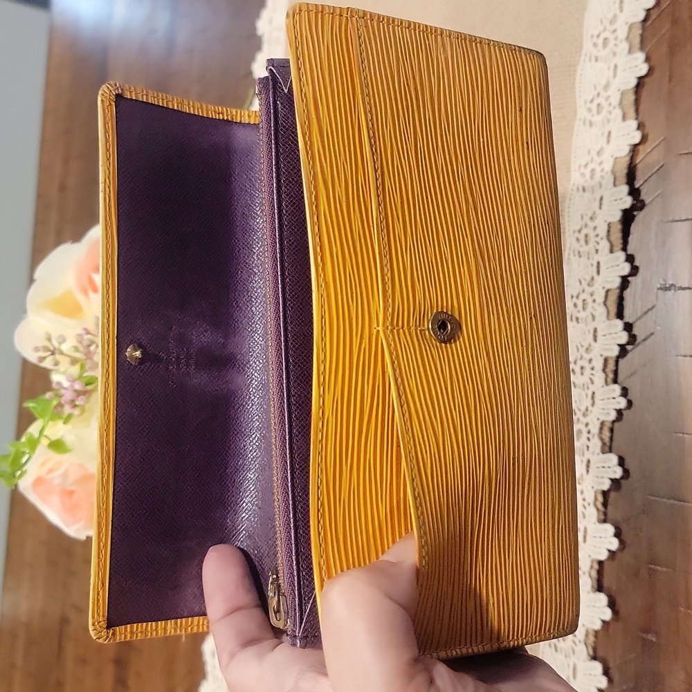 Authentic Louis Vuitton Epi Sarah wallet - Picture 6 of 9